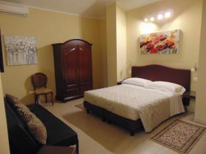 1 dormitorio con 1 cama y 1 silla en Hotel Europa, en Rieti