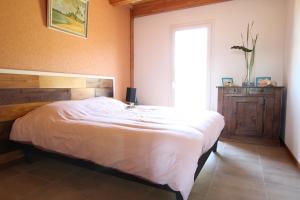En eller flere senge i et værelse på Chalet De Crouzillac