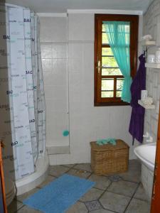 モラ・カリヴァにあるMola Kalyva Traditional Houseのバスルーム(シャワー、バスタブ、シンク付)