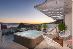 a hot tub on the roof of a house at Belado Residence Bol in Bol
