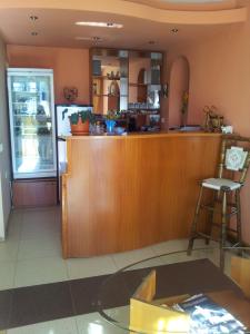 un restaurant avec un comptoir et un bar dans une chambre dans l'établissement Guest House Tabakovi, à Velingrad
