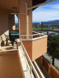 - Balcón de un edificio con mesa y vistas en Guest House Tabakovi en Velingrado