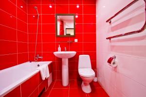 アドレルにあるIliada Hotelの赤いバスルーム(トイレ、洗面台付)