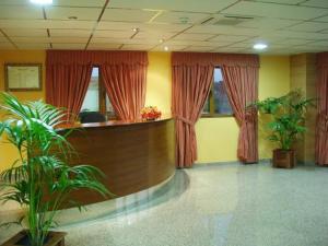 eine Lobby mit Pflanzen und ein Wartezimmer mit roten Vorhängen in der Unterkunft Hotel Estrella del Alemar in Loredo + 34 Fotos