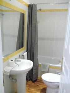 リスボンにあるAngola Top Floor 6 Bedroomsのバスルーム(洗面台、トイレ、バスタブ付)