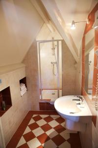 a bathroom with a sink and a shower at Logis La Garissade in Labastide-Murat