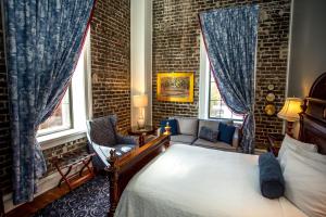 Cama ou camas em um quarto em East Bay Inn, Historic Inns of Savannah Collection