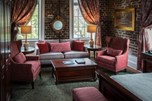 Uma área de estar em East Bay Inn, Historic Inns of Savannah Collection