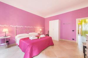 フィレンツェにあるColorful Sant'Ambrogioのピンクのベッドルーム(ベッド1台付)と紫の壁
