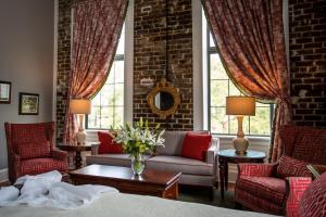 Uma área de estar em East Bay Inn, Historic Inns of Savannah Collection
