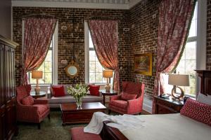 Uma área de estar em East Bay Inn, Historic Inns of Savannah Collection