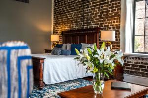 Cama ou camas em um quarto em East Bay Inn, Historic Inns of Savannah Collection