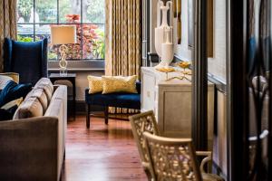 Uma área de estar em East Bay Inn, Historic Inns of Savannah Collection