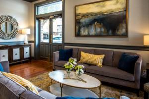 Uma área de estar em East Bay Inn, Historic Inns of Savannah Collection