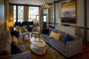 Uma área de estar em East Bay Inn, Historic Inns of Savannah Collection