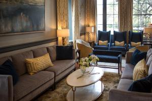 Uma área de estar em East Bay Inn, Historic Inns of Savannah Collection