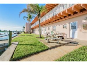 un patio con una mesa de picnic junto a un edificio en Belleview Gulf Condos en Clearwater Beach