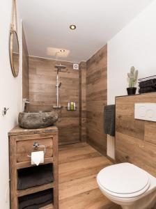 埃爾瑟爾的住宿－Bed & Breakfast de Zandhoef，一间带水槽和卫生间的浴室