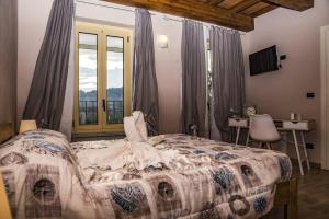 سرير أو أسرّة في غرفة في Cascina Vecchia