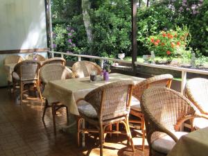 a patio with a table and chairs and flowers at Hotel Stephan in Hamburg