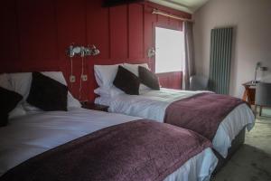 A bed or beds in a room at The Little George