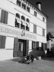 een zwart-witte foto van een gebouw bij Locanda Alla Posta in Cavaso del Tomba