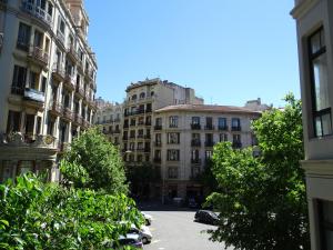 バルセロナにあるCoimpact Coliving Brucの建物のある街並み