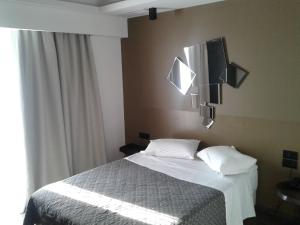 Postel nebo postele na pokoji v ubytování Adonis City Hotel