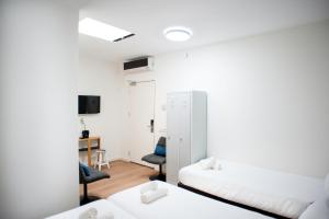 Cette chambre comprend deux lits et un bureau. dans l'établissement i hotel, à Amsterdam