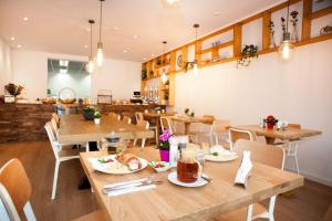 comedor con mesas y sillas de madera en i hotel, en Ámsterdam