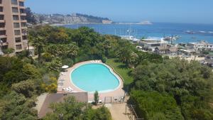 an overhead view of a swimming pool next to the ocean at Edificio Maritim Algarrobo in Algarrobo