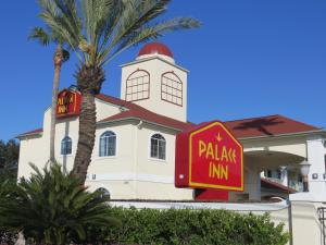 una señal de posada palaquimo frente a un edificio en Palace Inn Beltway 8 & Westview en Houston