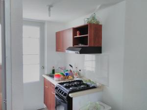 cocina con fogones en una habitación en Casa en Real Santa Fe, en Xochitepec