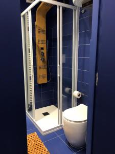 リモーネ・ピエモンテにある1400 Emozioniの青いバスルーム(シャワー、トイレ付)