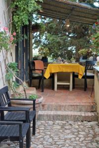 B&B Mediterrando-soggiorni settimanali في San Litardo: فناء مع طاولة وكراسي على فناء من الطوب