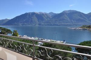 vista su una cassa d'acqua con montagne di Hotel Geranio Au Lac a Locarno