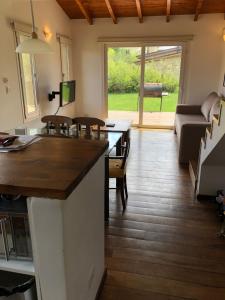 eine Küche und ein Wohnzimmer mit einem Tisch und einer Couch in der Unterkunft Complejo Mil50 in San Carlos de Bariloche + 16 Fotos