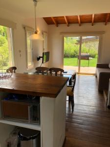 eine Küche und ein Wohnzimmer mit Tisch und Stühlen in der Unterkunft Complejo Mil50 in San Carlos de Bariloche