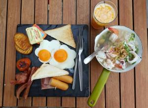 un plato de desayuno con huevos y tostadas en Koh Munnork Private Island en Ko Munnork