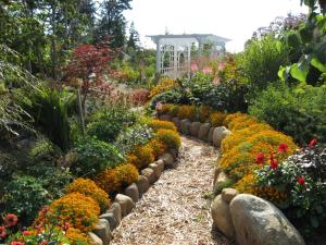 un jardín de flores en un jardín en Cedar Acres Vacation Rental, en Fanny Bay