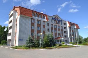 un gran edificio con un cartel en el costado en Hotel Viktoriya, en Syktyvkar