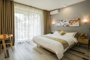 Ένα ή περισσότερα κρεβάτια σε δωμάτιο στο Guilin Lakeside Yige Hotel