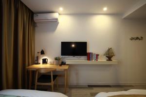 Μια τηλεόραση ή/και κέντρο ψυχαγωγίας στο Guilin Lakeside Yige Hotel +37 φωτογραφίες