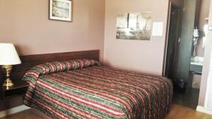 Een bed of bedden in een kamer bij Viking Lamplighter Motel
