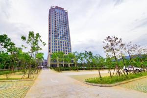 een hoog gebouw midden in een park bij GreenTree Inn AnHui Ningguo Ningguo Avenue Business Hotel in Helixi