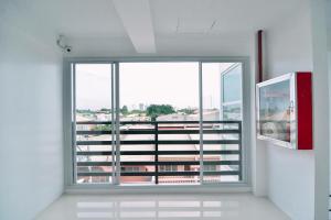 une chambre vide avec une grande fenêtre offrant une vue dans l'établissement The Strand Suites and Dormitel, à Davao