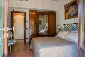 a bedroom with a bed and a mirror at Agriturismo Borghetto Il Montino in Rapolano Terme