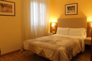 En eller flere senge i et værelse på Hotel Mirador Puerta del Sol