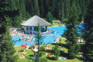 un gruppo di persone in una piscina in un resort di LUX ALP CHALET am Arlberg a Warth am Arlberg