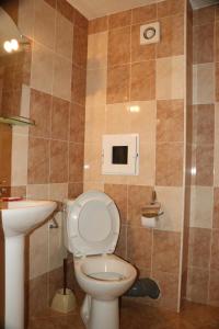 een badkamer met een toilet en een wastafel bij Hotel Energy in Kiten